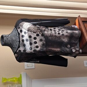 Ladies Bali black and white top with lace top sleeves, new with tags,